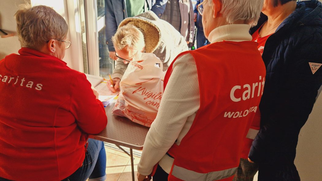 Paczki od rzeszowskiej Caritas z pomocą na Boże Narodzenie